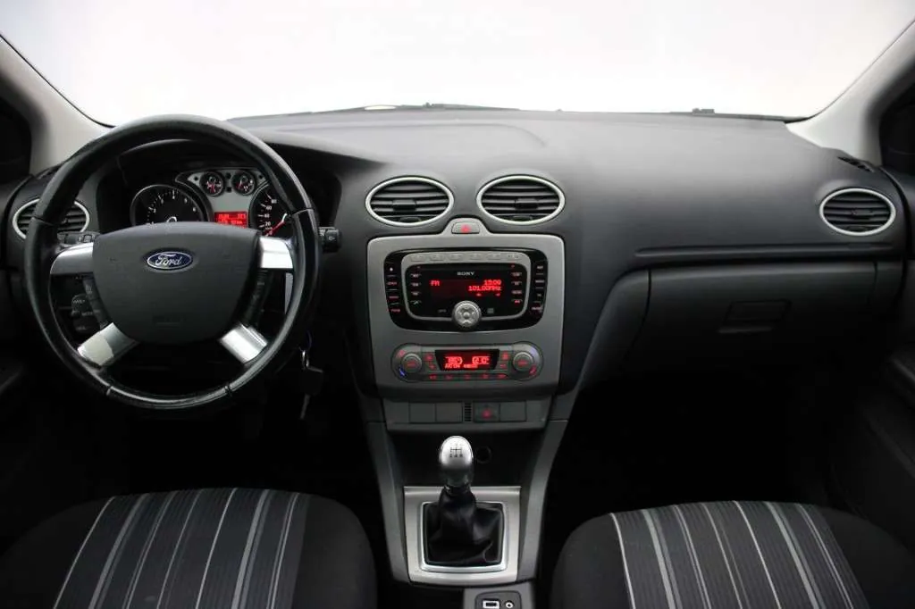Ford Focus Wagon 2010 photo 2