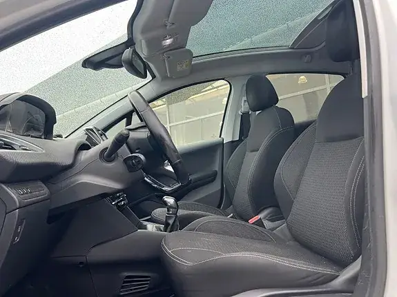 Peugeot 208 2017 photo 5
