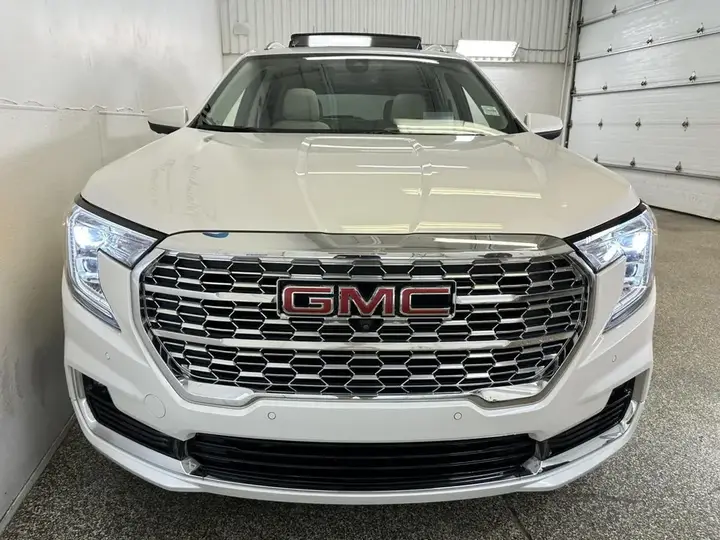 GMC Terrain 2024 photo 2