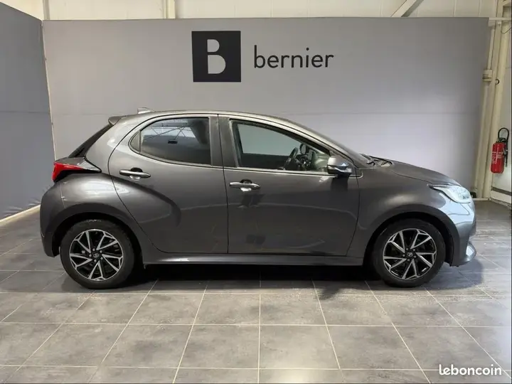 Toyota Yaris 2022 photo 2