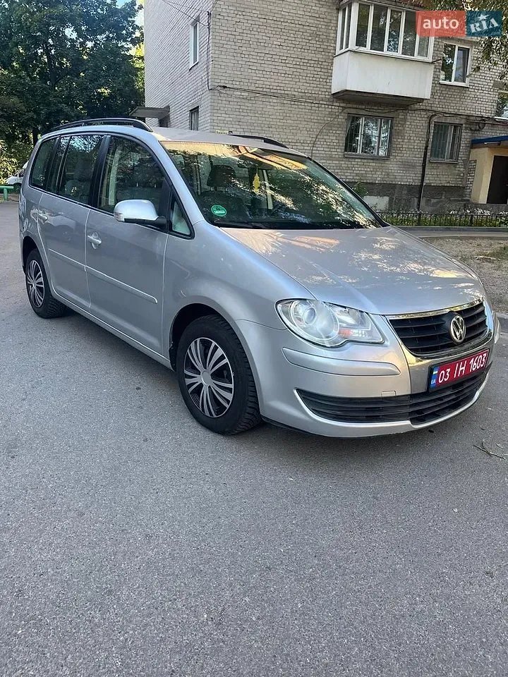 Volkswagen Touran 2009 photo 2