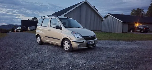 Toyota Yaris Verso 2000 photo 2