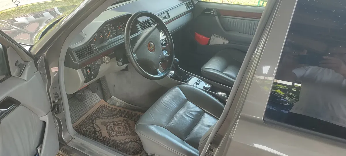 Mercedes-Benz E-Class 1991 photo 3