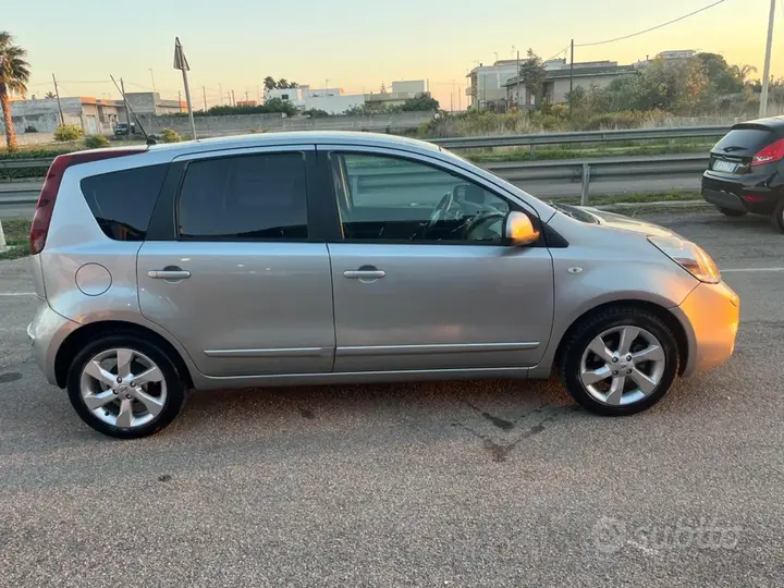 Nissan Note 2010 photo 4