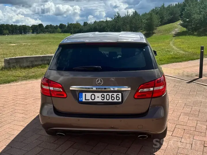 Mercedes-Benz B200 2013 photo 4
