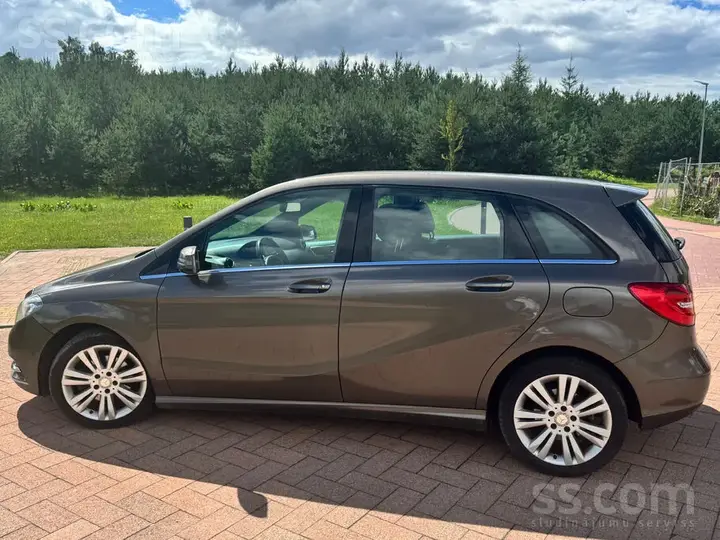 Mercedes-Benz B200 2013 photo 3