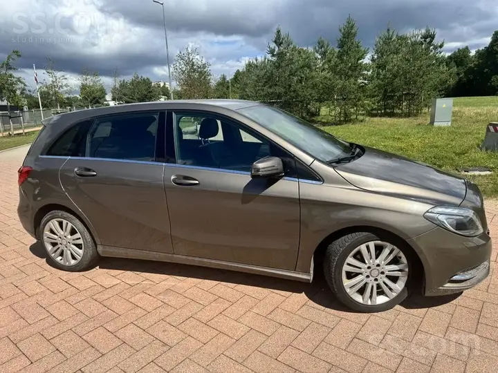 Mercedes-Benz B200 2013 photo 5