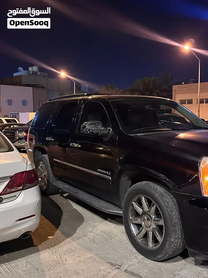 GMC Yukon Denali 2010 photo 2
