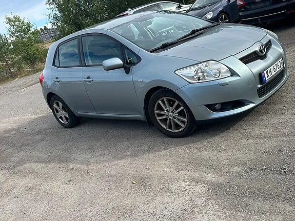 Toyota Auris 2010 photo 2