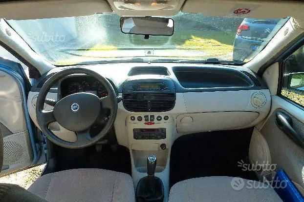 Fiat Punto 2004 photo 2