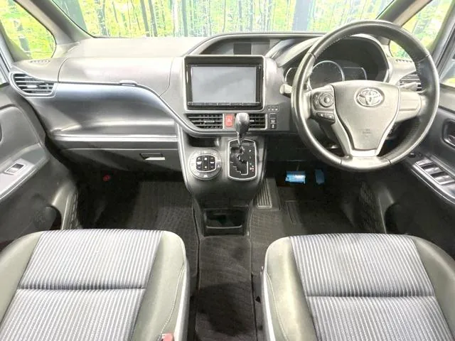 Toyota Voxy 2015 photo 2
