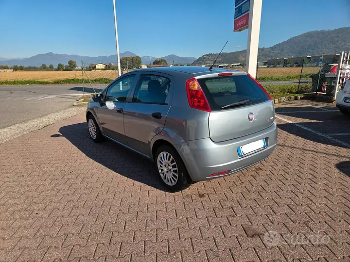 Fiat Grande Punto 2011 photo 2