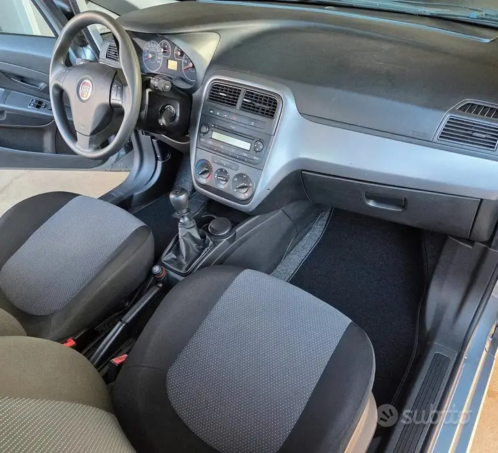 Fiat Grande Punto 2011 photo 4