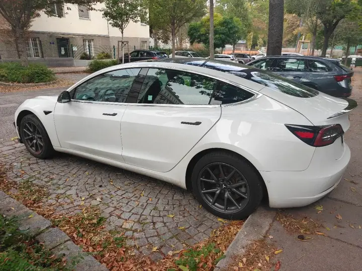 Tesla Model 3 2000 photo 3