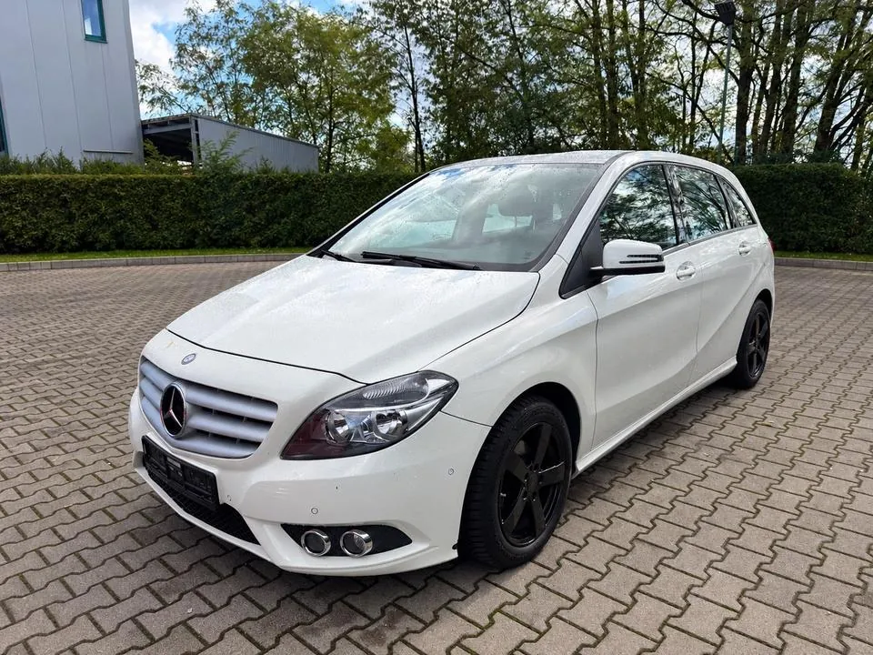 Mercedes-Benz B 180