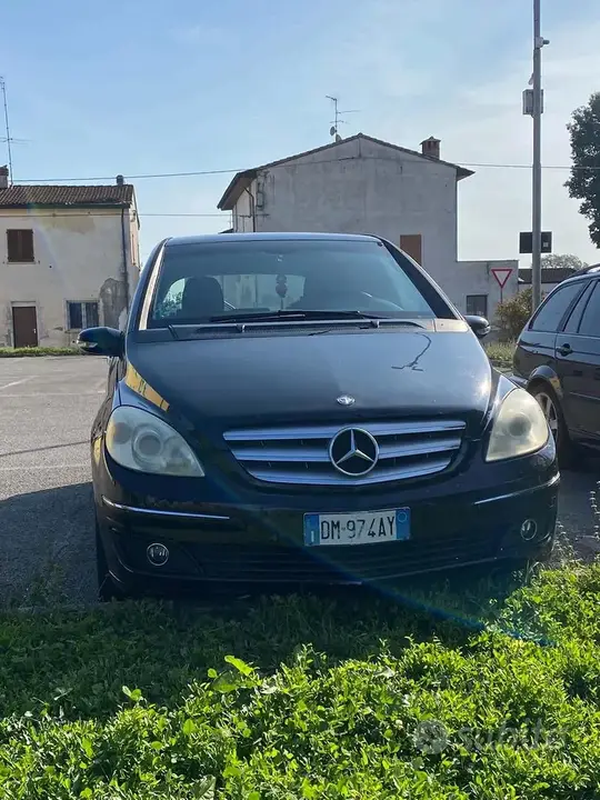 Mercedes-Benz B180