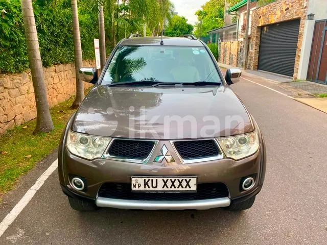Mitsubishi Montero 2012 photo 2