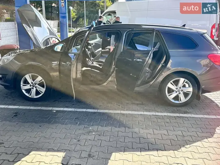 Opel Astra 2012 photo 2