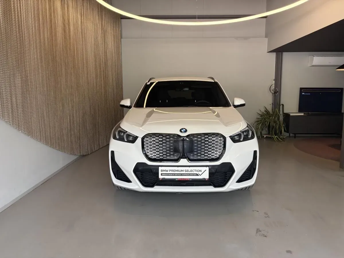 BMW Ix1 2025 photo 2