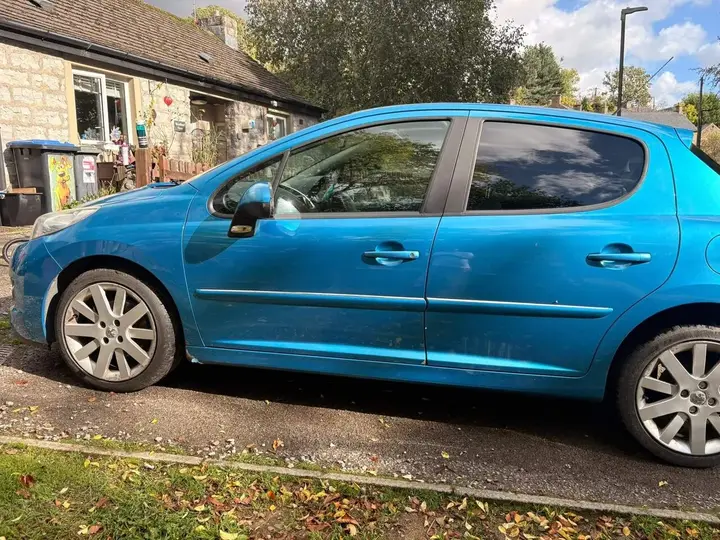 Peugeot 207 2012 photo 3