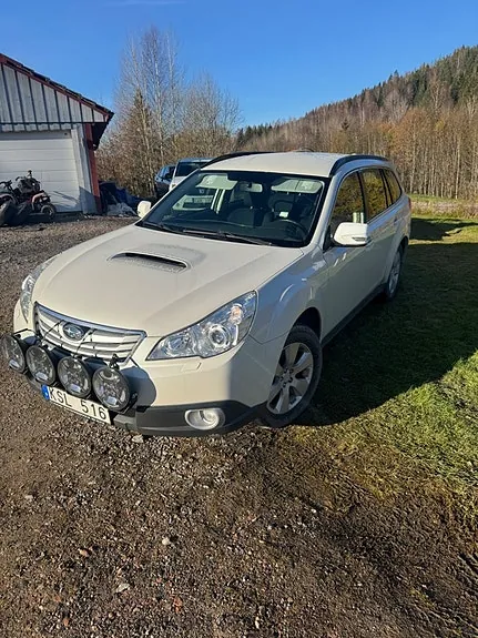 Subaru Outback 2010 photo 2