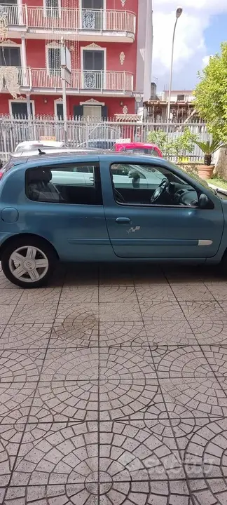Renault Clio 2004 photo 2