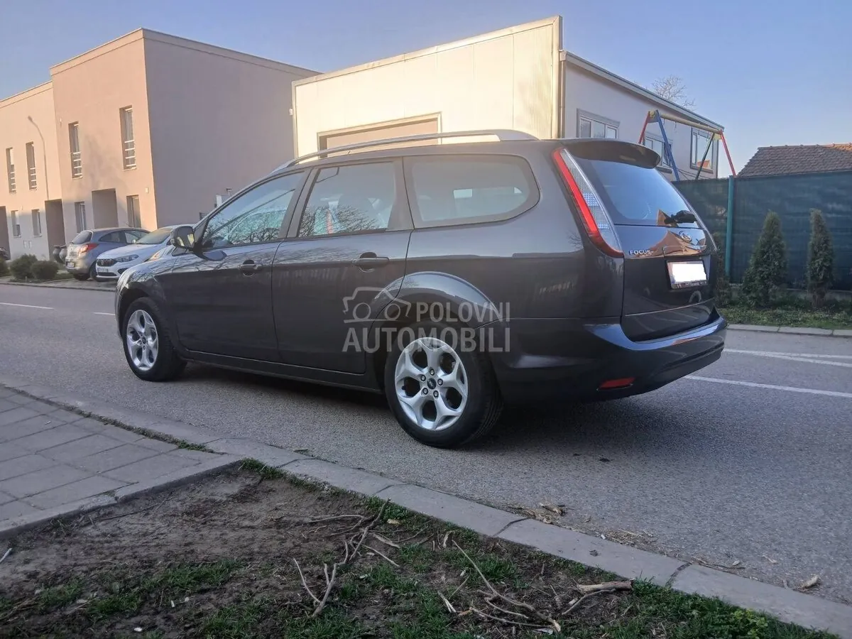 Ford Focus 2010 photo 2