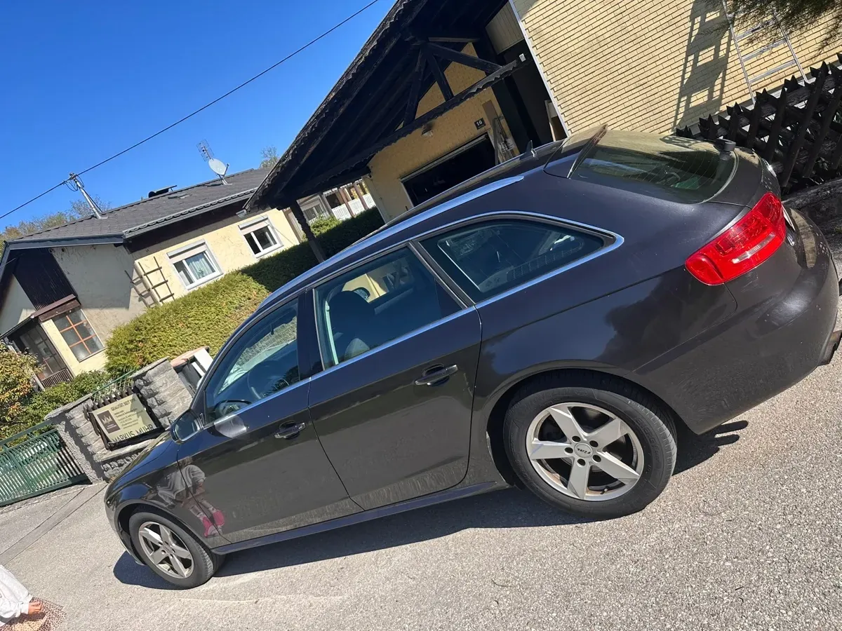 Audi A4 2011 photo 2