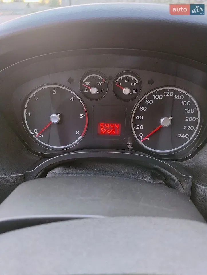 Ford Focus 2010 photo 2