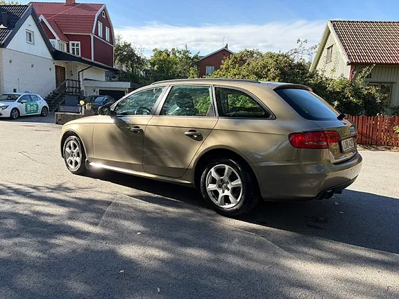 Audi A4 2011 photo 2