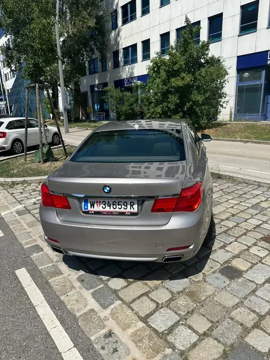 BMW 7 Series 2009 photo 2