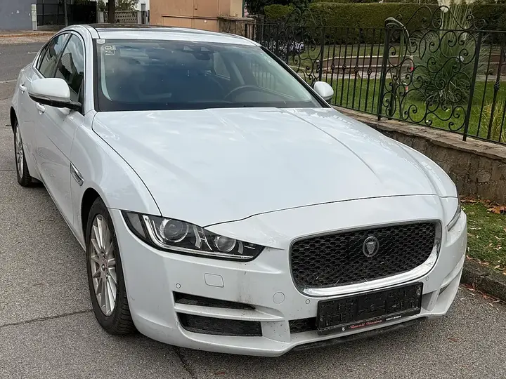 Jaguar Xe 2016 photo 2