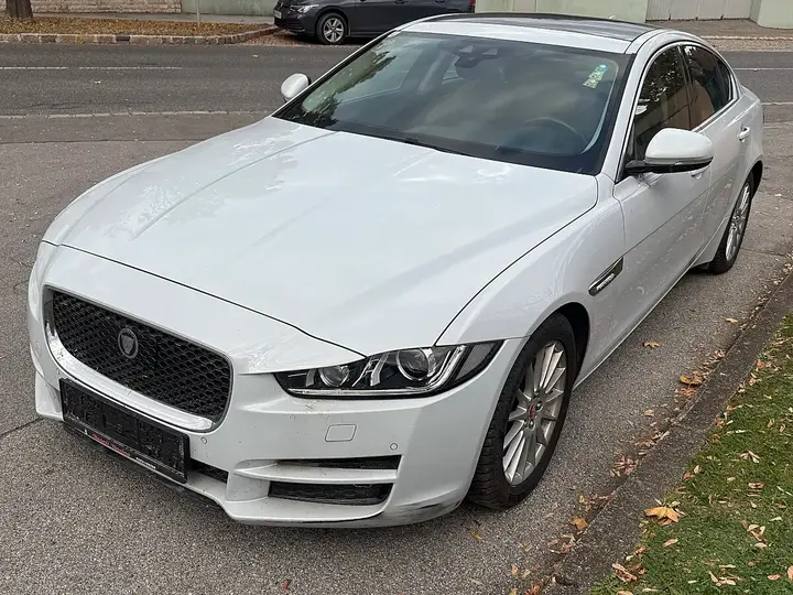 Jaguar Xe 2016 photo 3