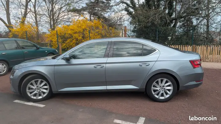 Skoda Superb 2018 photo 2