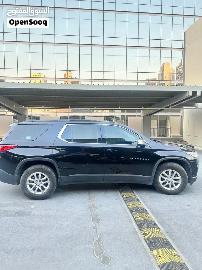 Chevrolet Traverse 2021 photo 2