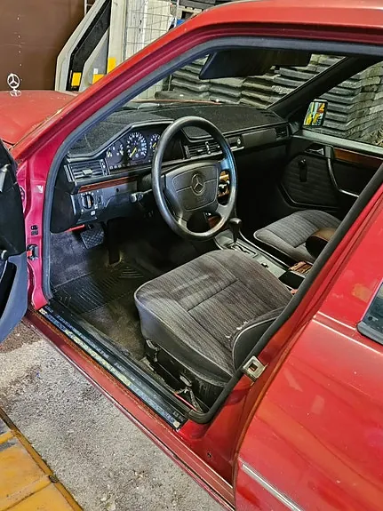 Mercedes-Benz E220 1994 photo 3