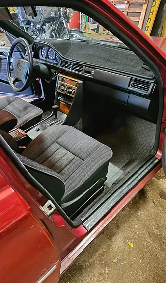 Mercedes-Benz E220 1994 photo 4