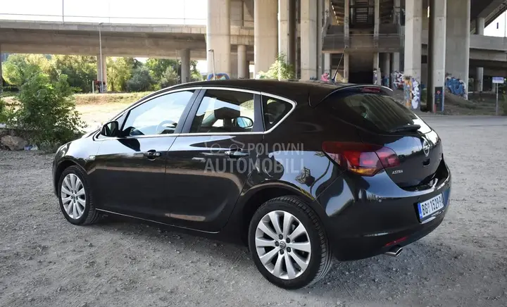 Opel Astra J 2011 photo 5