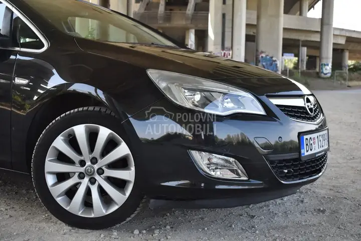 Opel Astra J 2011 photo 4