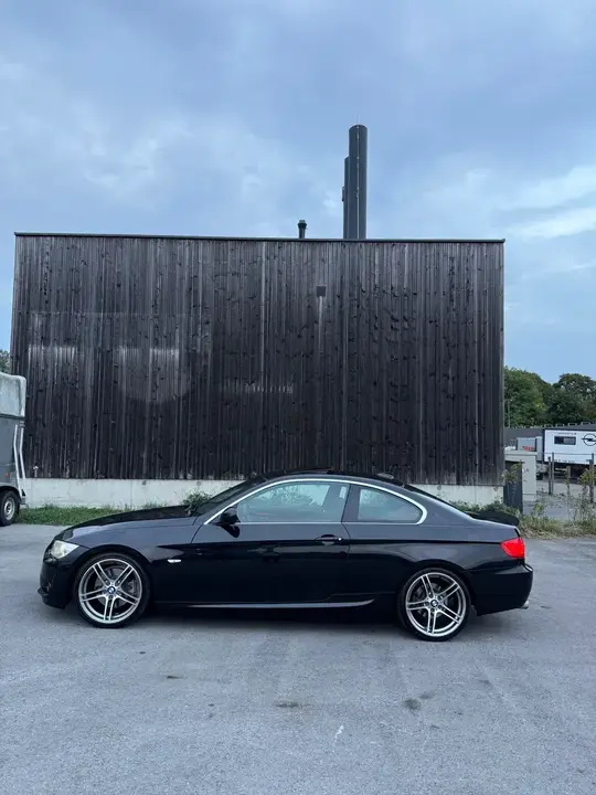 BMW 3 Series 2011 photo 2