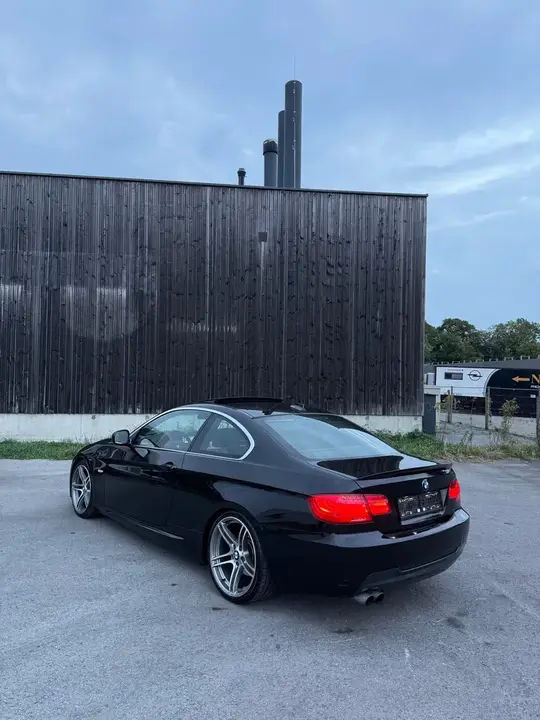 BMW 3 Series 2011 photo 3