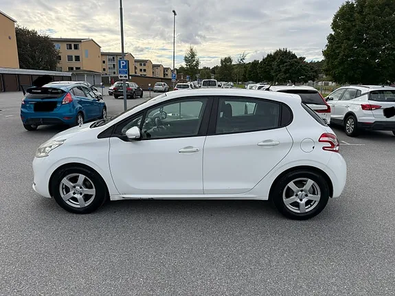 Peugeot 208 2012 photo 2