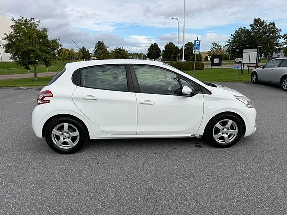 Peugeot 208 2012 photo 4