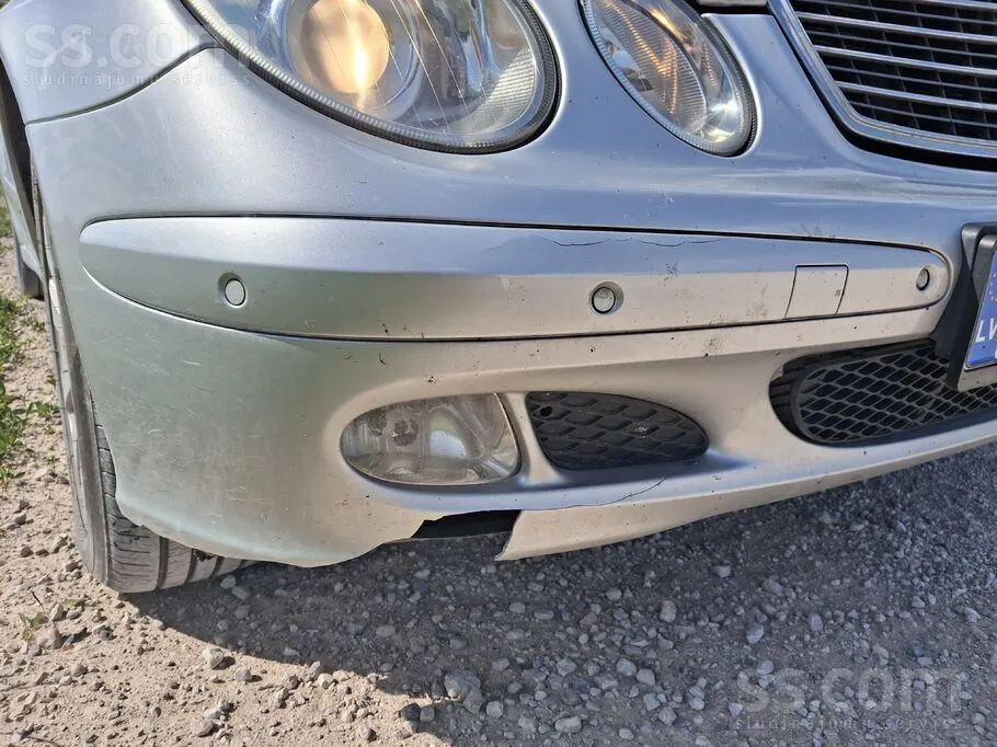 Mercedes-Benz E-Class 2004 photo 5