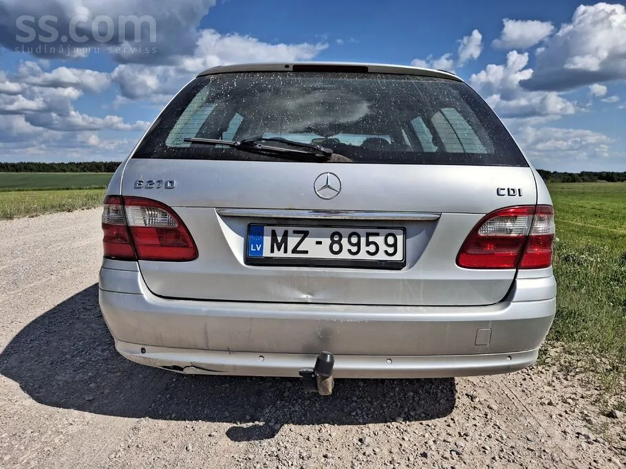 Mercedes-Benz E-Class 2004 photo 2