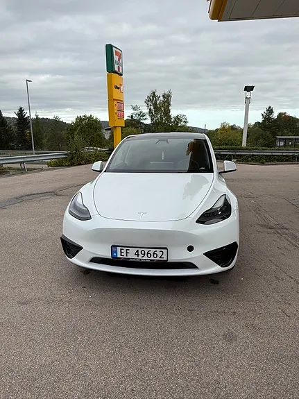 Tesla Model Y 2023 photo 2