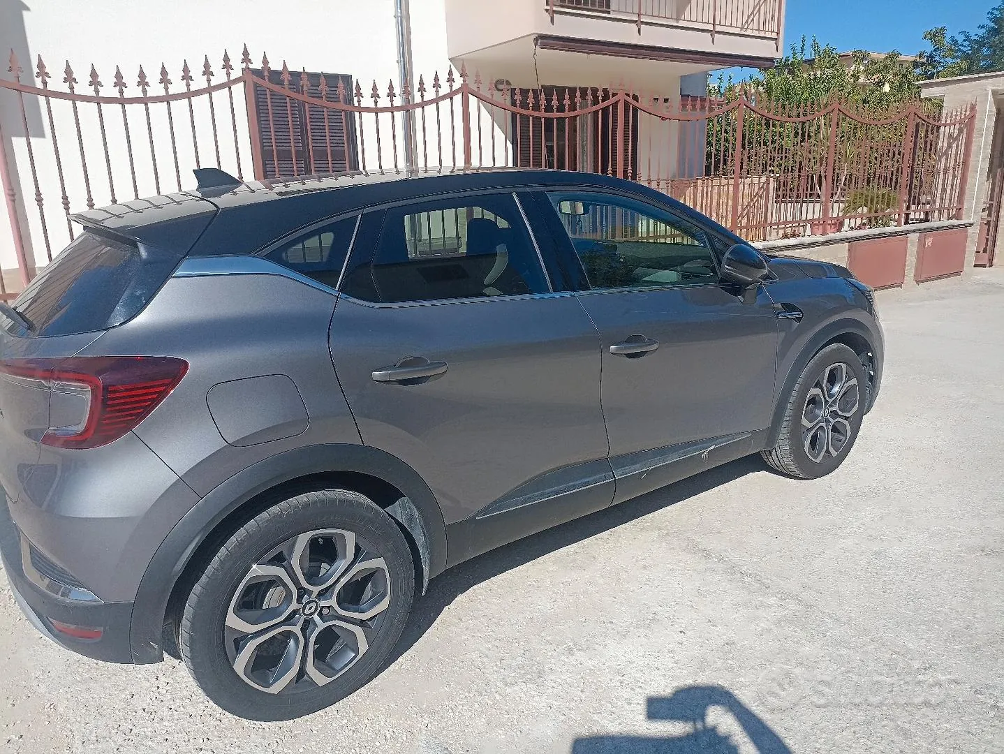 Renault Captur 2023 photo 2