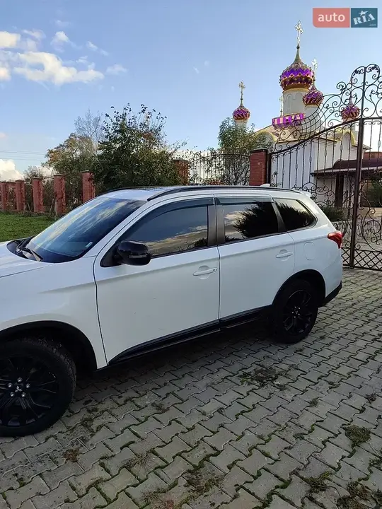 Mitsubishi Outlander 2018 photo 2