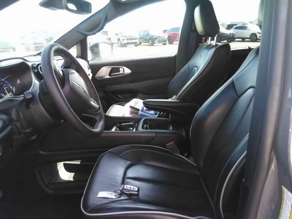 Chrysler Pacifica 2025 photo 2
