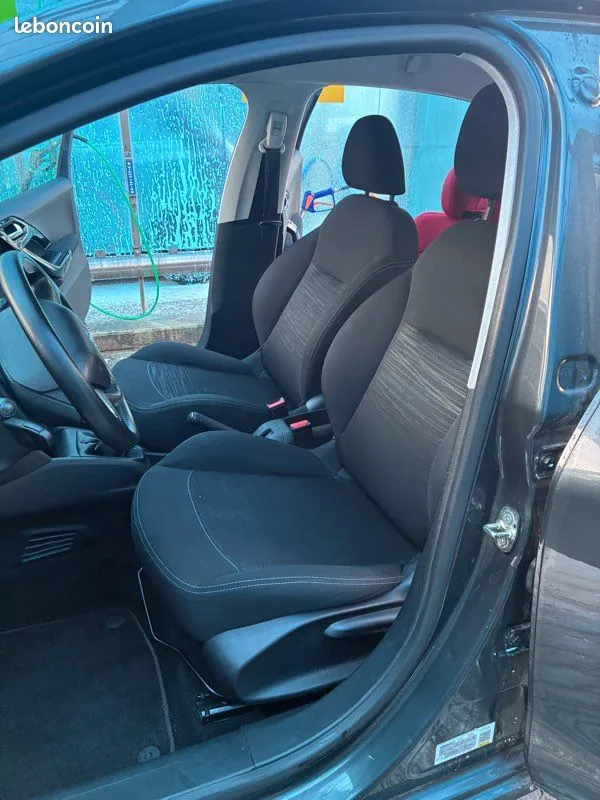 Peugeot 208 2013 photo 3